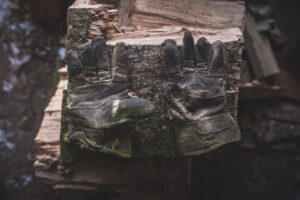 gants épais posés sur une coupe de tronc d'arbre